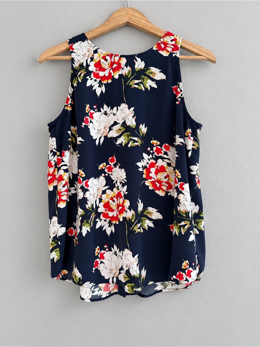Dalia Women’s Medium Navy Floral Blouse Sleeveless Hidden Button Back Flowy Top